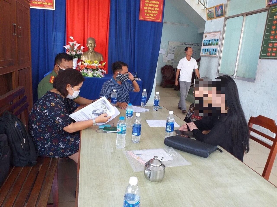 Công an làm việc với cô gái về từ Hàn Quốc khoe thoát cách ly - 1 Công an làm việc với cô gái về từ Hàn Quốc khoe thoát cách ly - 1