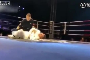 Lĩnh 1 chưởng chí mạng, cao thủ Thái Cực Quyền bất tỉnh sau 5 giây