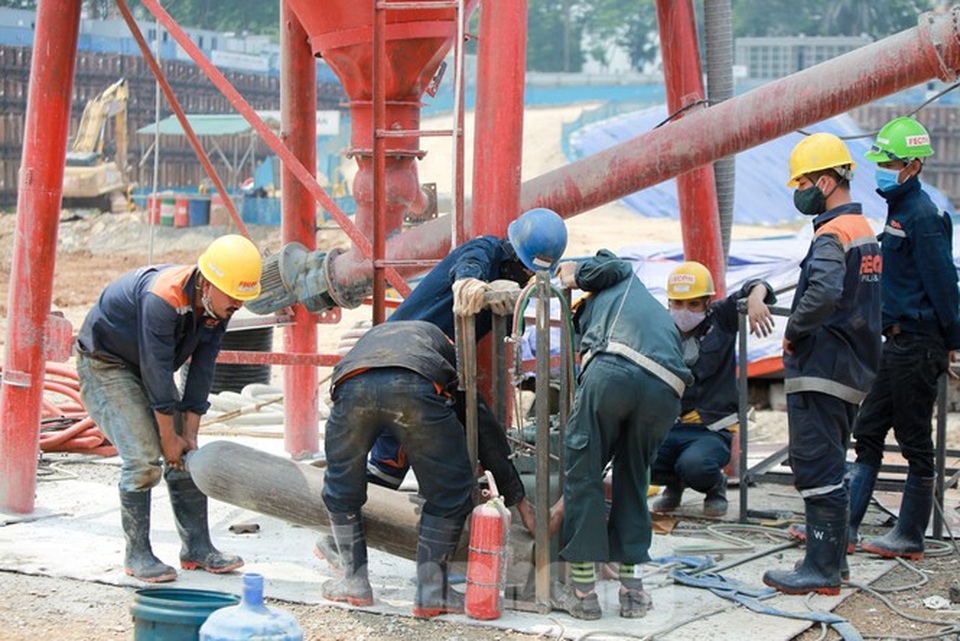 Công nhân phơi mình dưới trời nắng đổ lửa ở Hà Nội - 12