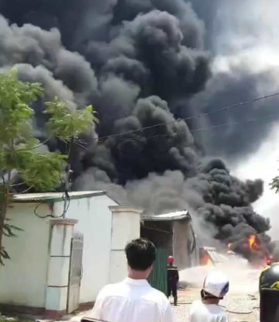 Đang cháy lớn trong khu công nghiệp tại Thanh Hóa - 2 Đang cháy lớn trong khu công nghiệp tại Thanh Hóa - 2