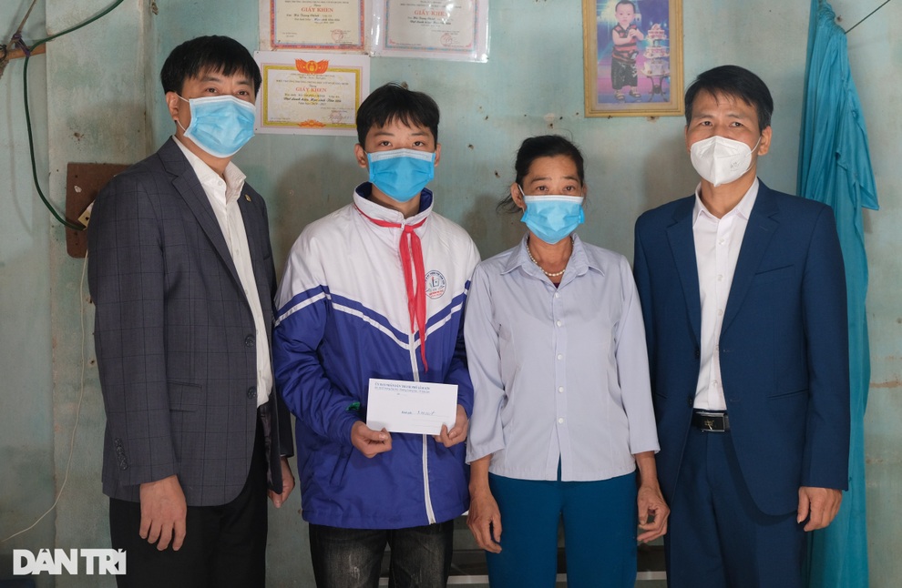 Bạn đọc giúp đỡ cậu học trò mồ côi bố, mẹ bệnh nặng hơn 200 triệu đồng - 4 Bạn đọc giúp đỡ cậu học trò mồ côi bố, mẹ bệnh nặng hơn 200 triệu đồng - 4