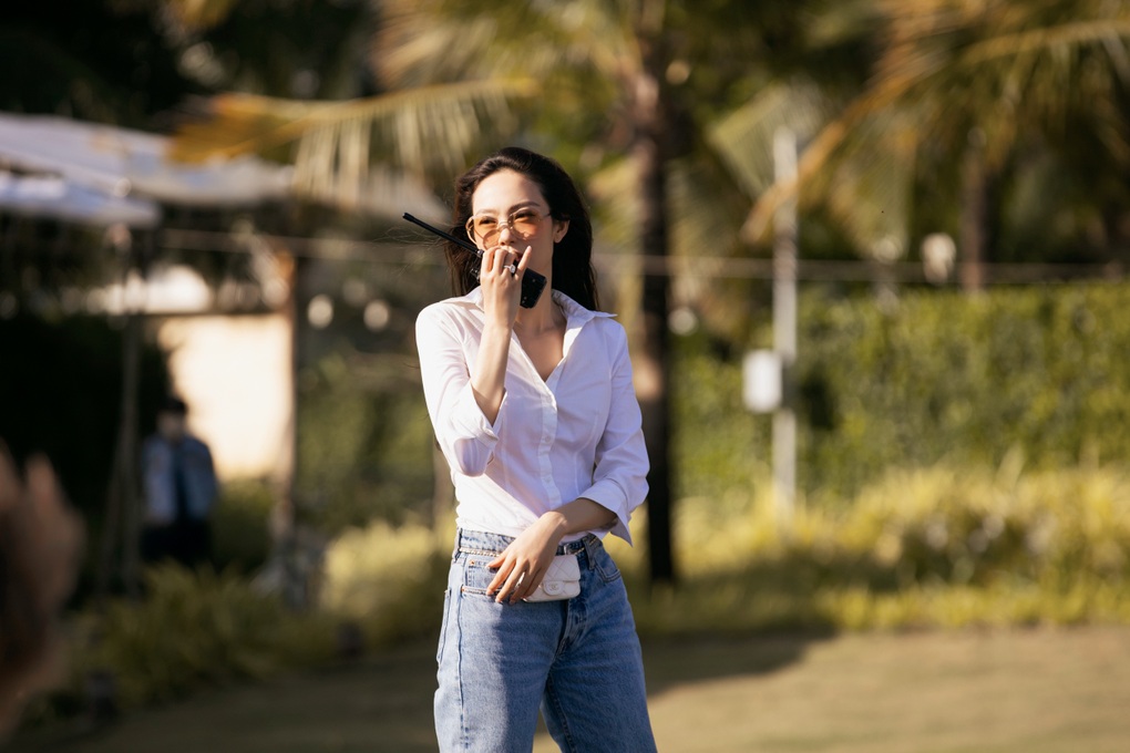 Đông Nhi trùm kín mít đến giúp Minh Hằng chuẩn bị cho đám cưới - 1 Đông Nhi trùm kín mít đến giúp Minh Hằng chuẩn bị cho đám cưới - 1