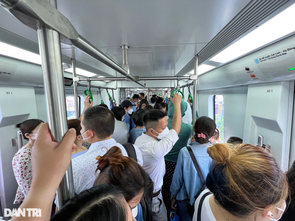 Giá xăng tăng, dân công sở ở Hà Nội đạp xe đi làm, thay ô tô bằng tàu điện - 1 Giá xăng tăng, dân công sở ở Hà Nội đạp xe đi làm, thay ô tô bằng tàu điện - 1