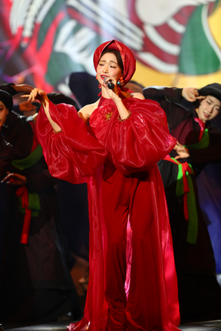 Xuân Son chống nạng lên nhận cúp, Hòa Minzy đưa bà con diễn "Bắc Bling" - 7