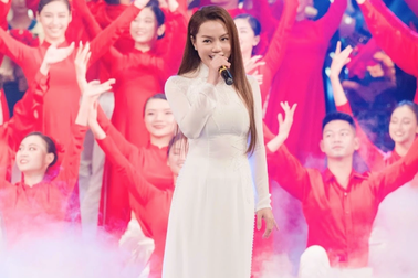 Nguyễn Ngọc Anh diện áo dài trắng hát mừng Đảng, mừng Xuân