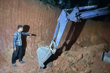 Khởi tố đối tượng khai thác đất trái phép để san nền công trình