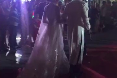 Hai vợ chồng Thúy Diễm - Lương Thế Thành nắm chặt tay nhau đi catwalk.