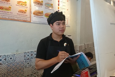 Sinh viên làm thêm: Được và mất gì?