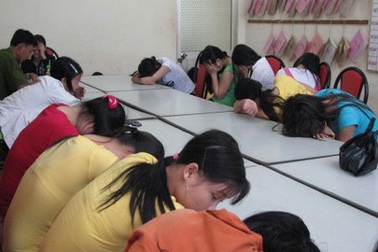 Bắt quả tang “chú rể” nước ngoài “xem mặt” 2 cô gái Việt Nam