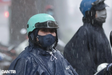 Phụ huynh, thí sinh TPHCM đội mưa trong ngày đầu kỳ thi THPT 2023