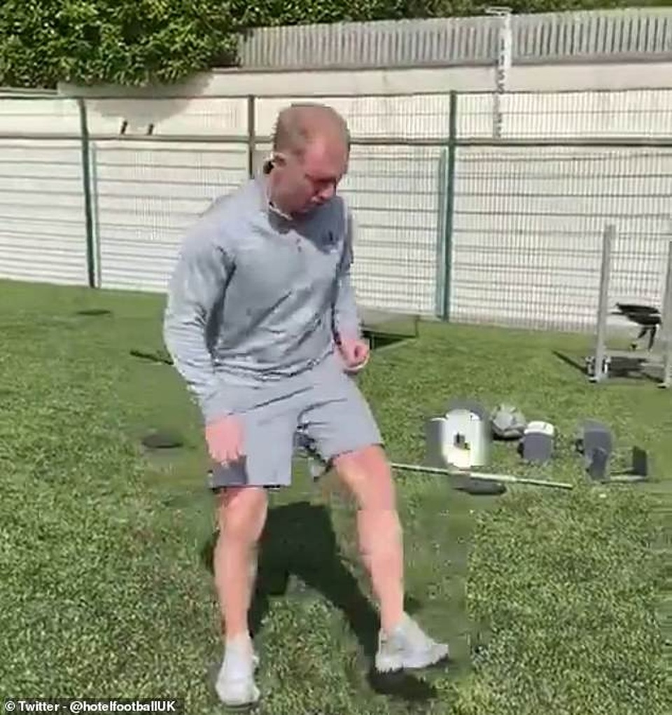 Paul Scholes gây ấn tượng hơn anh em Neville trong “thử thách giấy vệ sinh” - 1 Paul Scholes gây ấn tượng hơn anh em Neville trong “thử thách giấy vệ sinh” - 1