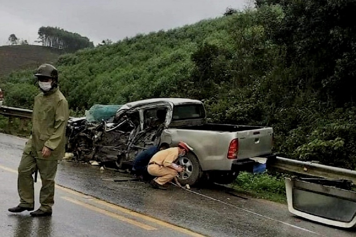 Xe bán tải nát bét sau cú va chạm, cả gia đình may mắn thoát chết - 1 Xe bán tải nát bét sau cú va chạm, cả gia đình may mắn thoát chết - 1