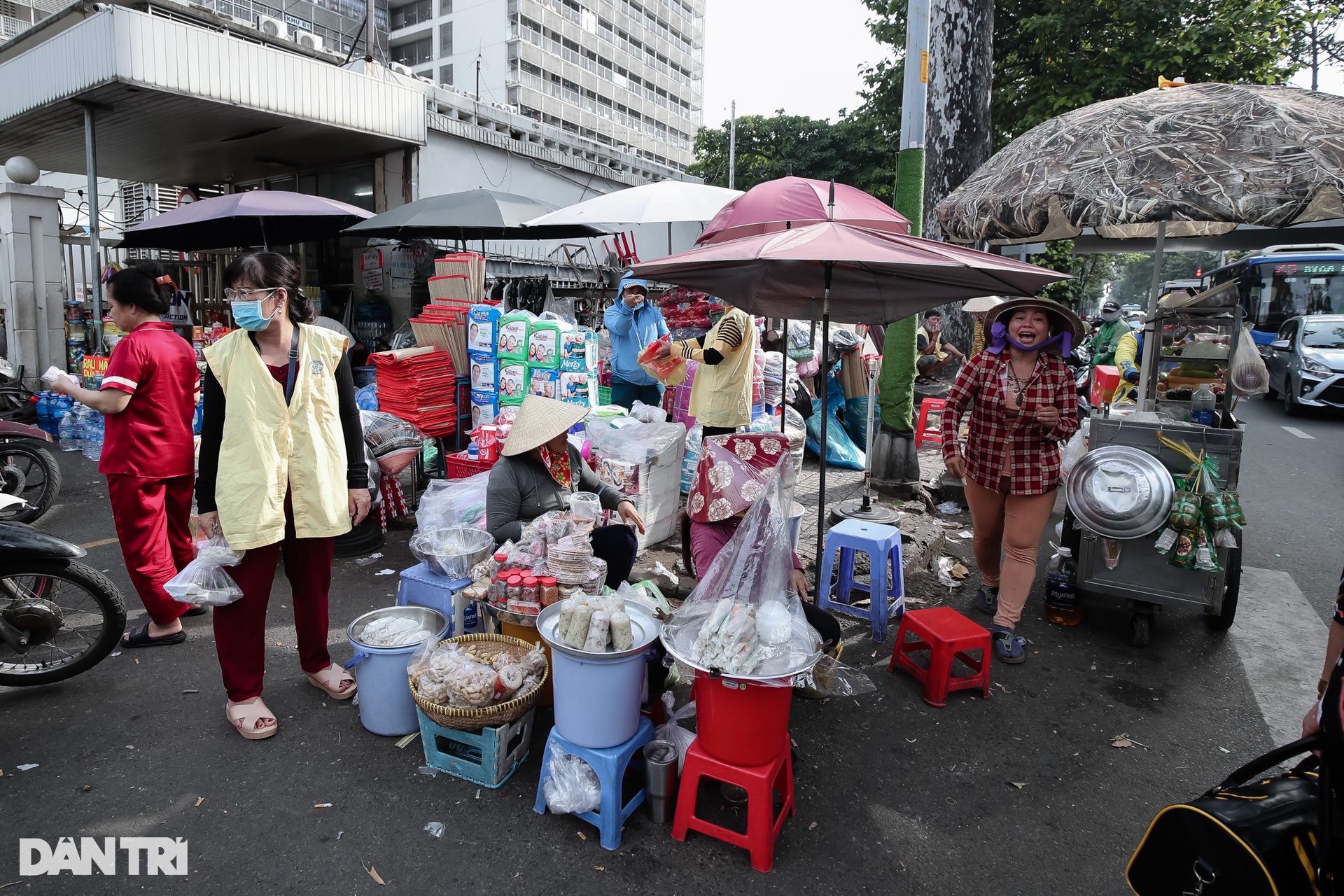 Vỉa hè, lòng đường ở TPHCM bị lấn chiếm như thế nào? - 4 Vỉa hè, lòng đường ở TPHCM bị lấn chiếm như thế nào? - 4