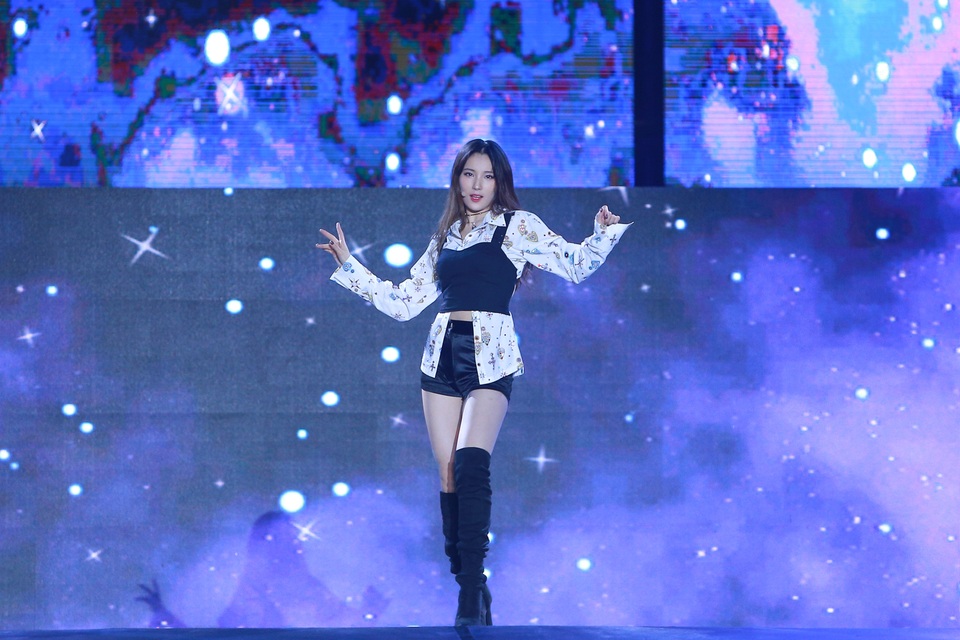 “2020 K-Pop Super Concert”: Người hâm mộ đội mưa cuồng nhiệt cổ vũ thần tượng - 3 “2020 K-Pop Super Concert”: Người hâm mộ đội mưa cuồng nhiệt cổ vũ thần tượng - 3