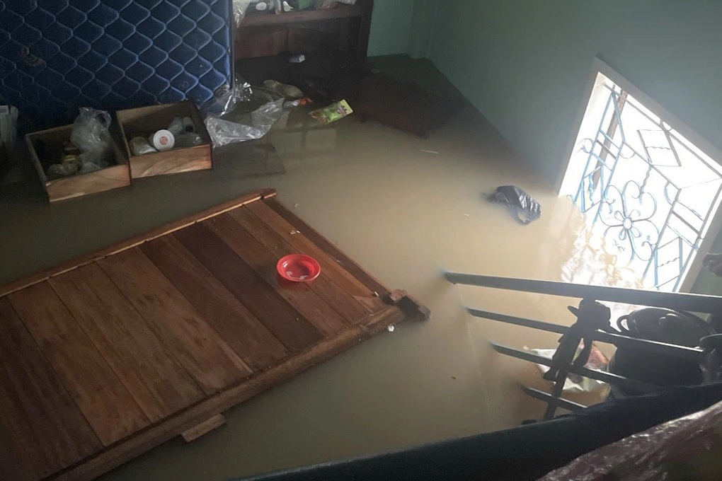 Xe thiết giáp xuyên đêm giải cứu người dân vùng lũ - 2