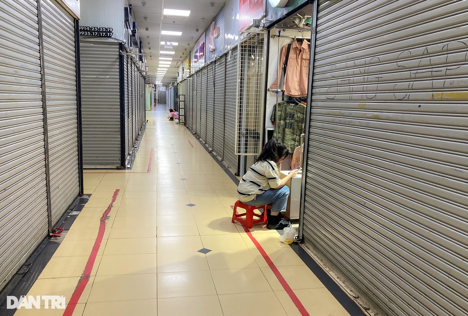 Hàng loạt sạp hàng ở chợ thời trang lớn nhất TPHCM đóng cửa - 2 Hàng loạt sạp hàng ở chợ thời trang lớn nhất TPHCM đóng cửa - 2