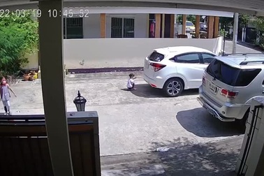 Thót tim tình huống tài xế suýt tông vào con nhỏ vì không quan sát