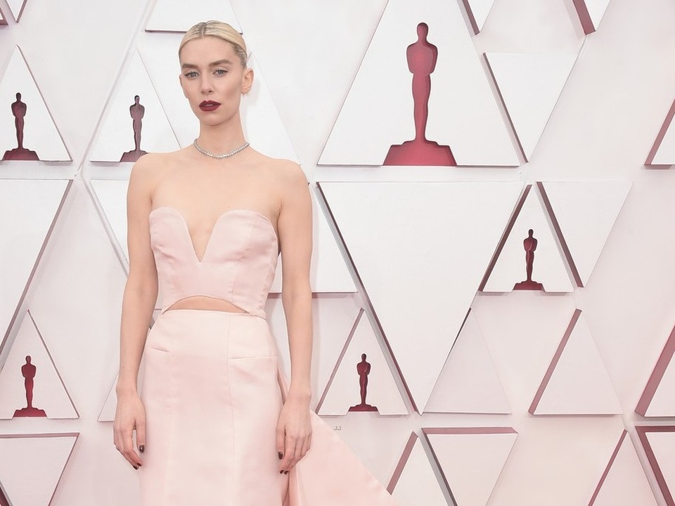 Minh tinh Hollywood mặc váy khoe ngực phẳng lì trên thảm đỏ Oscar 2021 - 4 Minh tinh Hollywood mặc váy khoe ngực phẳng lì trên thảm đỏ Oscar 2021 - 4