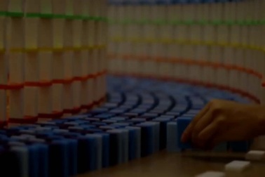 Màn đổ domino tuyệt đẹp được tạo nên từ 15.000 quân domino