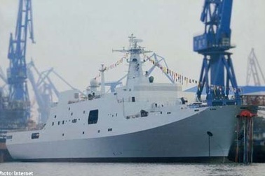 Tàu chiến lớn nhất của Hải quân Trung Quốc lộ diện