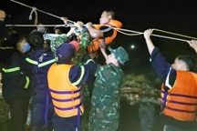 Giải cứu thành công 3 người câu cá mắc kẹt trên sông suốt 16 tiếng