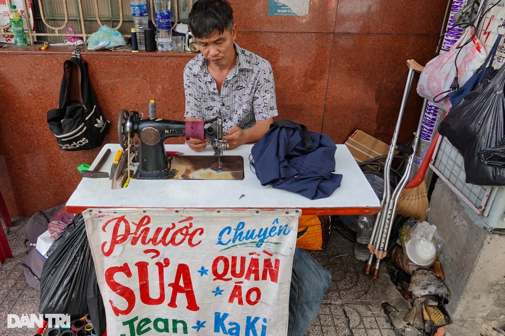 Nghề lụm bạc cắc nhưng hốt bạc dịp cuối năm của đôi vợ chồng khuyết tật - 4