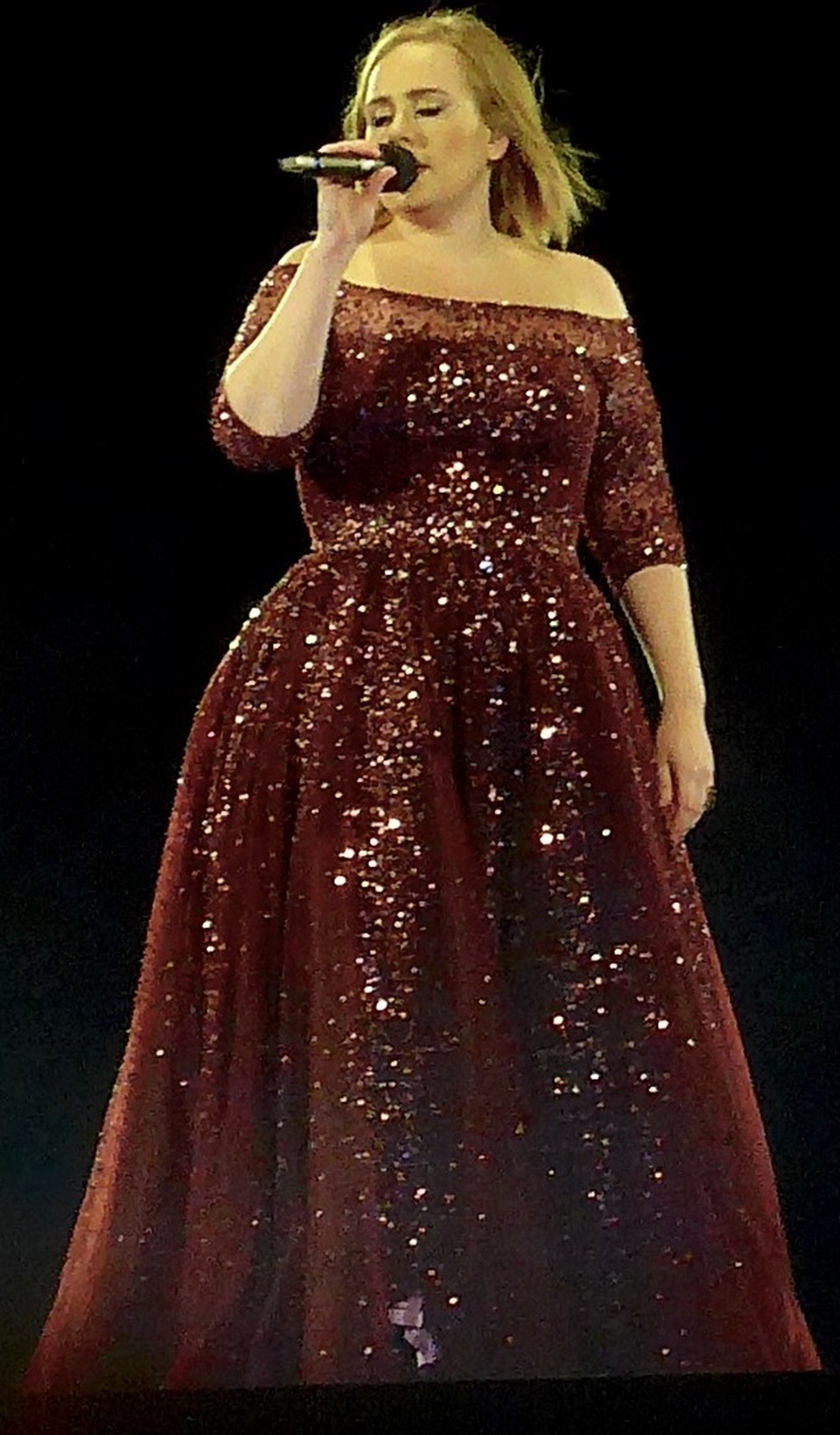 Adele tái xuất với vẻ ngoài cực khác lạ trên truyền hình - 7 Adele tái xuất với vẻ ngoài cực khác lạ trên truyền hình - 7