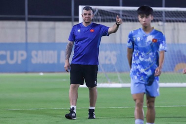 HLV Cristiano Roland làm công tác tư tưởng với U17 Việt Nam