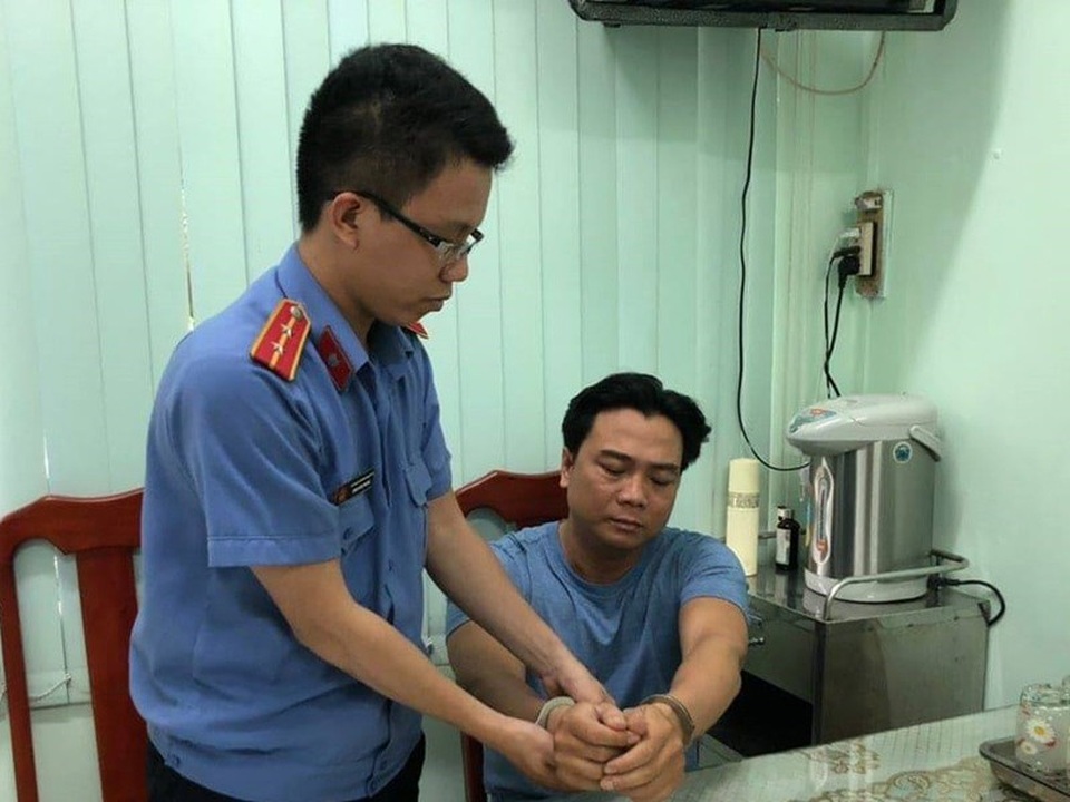 Đại úy công an làm ăn với người bị giam - 1 Đại úy công an làm ăn với người bị giam - 1