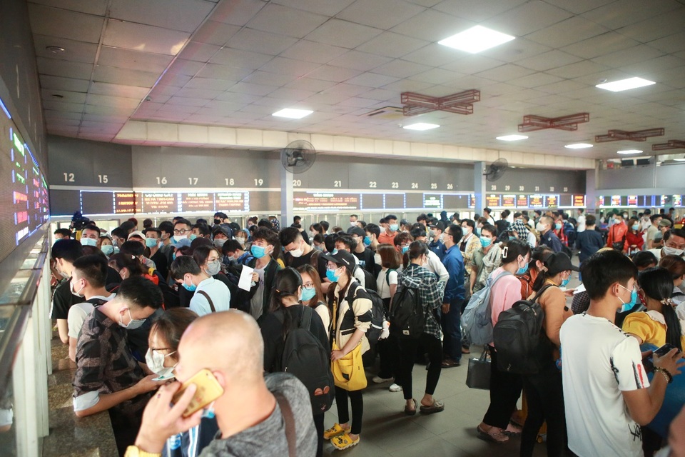 Bến xe đông nghịt người mua vé về quê nghỉ lễ 30/4 - 1/5 - 1 Bến xe đông nghịt người mua vé về quê nghỉ lễ 30/4 - 1/5 - 1