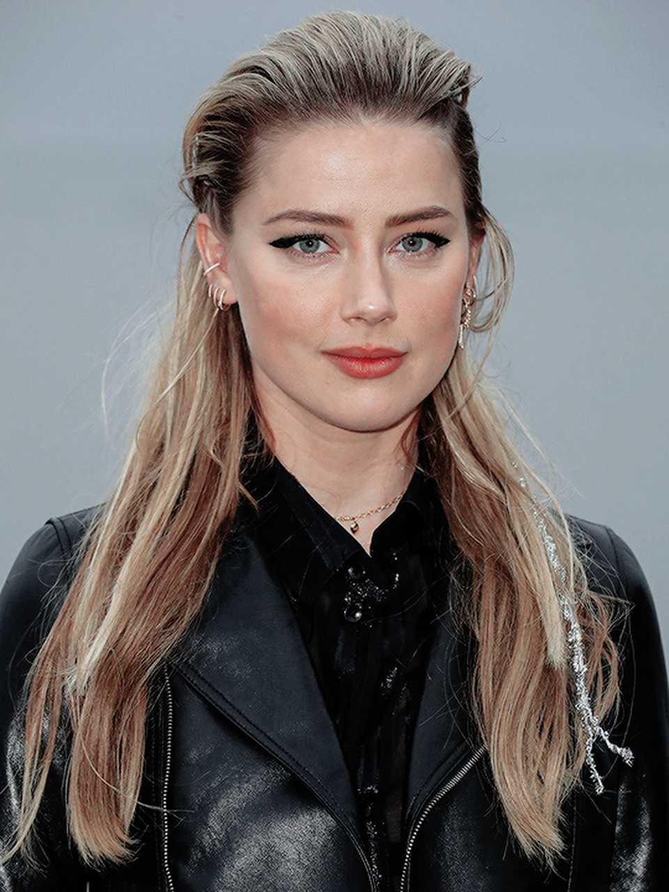 Amber Heard tay trong tay hạnh phúc với bạn gái ở sân bay - 4 Amber Heard tay trong tay hạnh phúc với bạn gái ở sân bay - 4