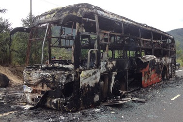 Xe khách cháy rụi trên đèo, 42 người thoát nạn