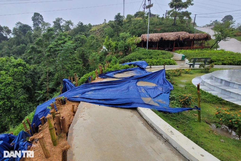 Biểu tượng Cổng trời Mường Lát trước nguy cơ bị cuốn trôi - 2 Biểu tượng Cổng trời Mường Lát trước nguy cơ bị cuốn trôi - 2