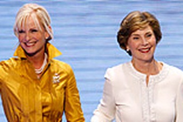 Khi các bà chủ Nhà Trắng "xài" hàng hiệu