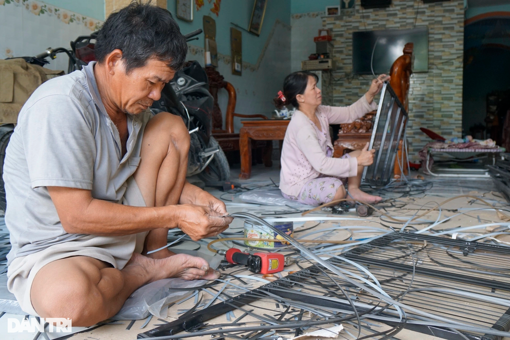 Cụ bà 90 tuổi miệt mài đan đồ nhựa để đỡ phụ thuộc, làm phiền con cháu - 4