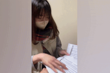 Vợ chồng Việt khoe thưởng Tết 187 triệu đồng, dân mạng liên tục xin "vía"