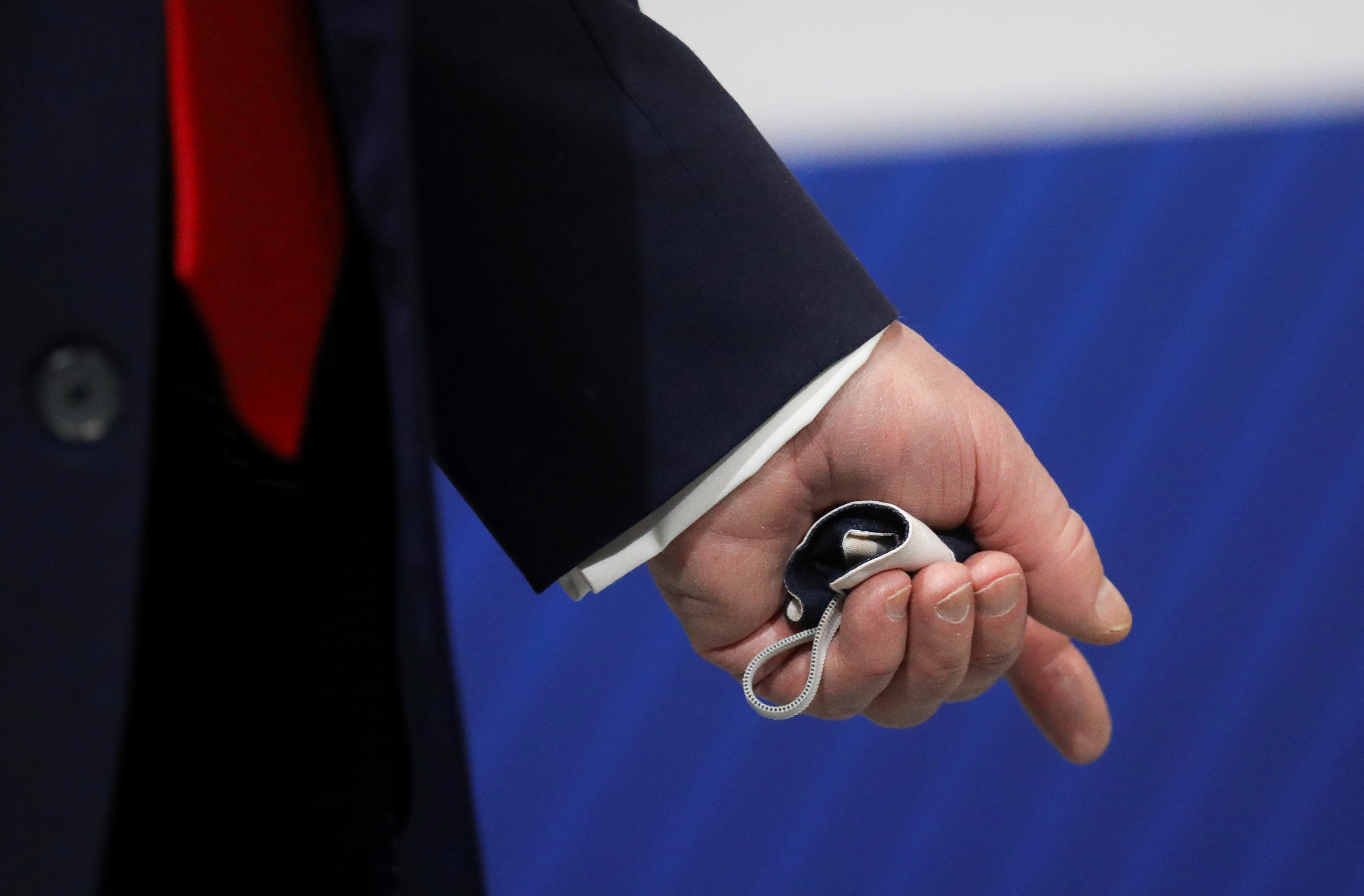 Ông Trump chỉ đeo khẩu trang “chớp nhoáng”, không muốn báo chí nhìn thấy - 4