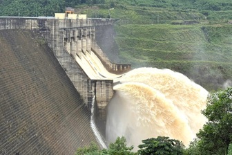 Hàng loạt thủy điện xả điều tiết để “chạy đua” với bão Kalmaegi