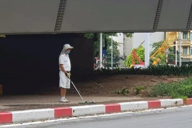 Hà Nội: Người đàn ông "thản nhiên" đánh golf dưới gầm cầu vượt