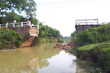 Cầu bê tông bất ngờ sập hoàn toàn trong đêm
