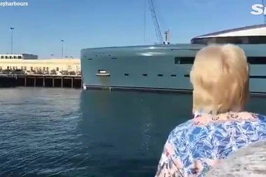 Siêu du thuyền Aviva bên bờ sông Thames với sự trầm trồ của nhiều người. (Nguồn: The Sun)