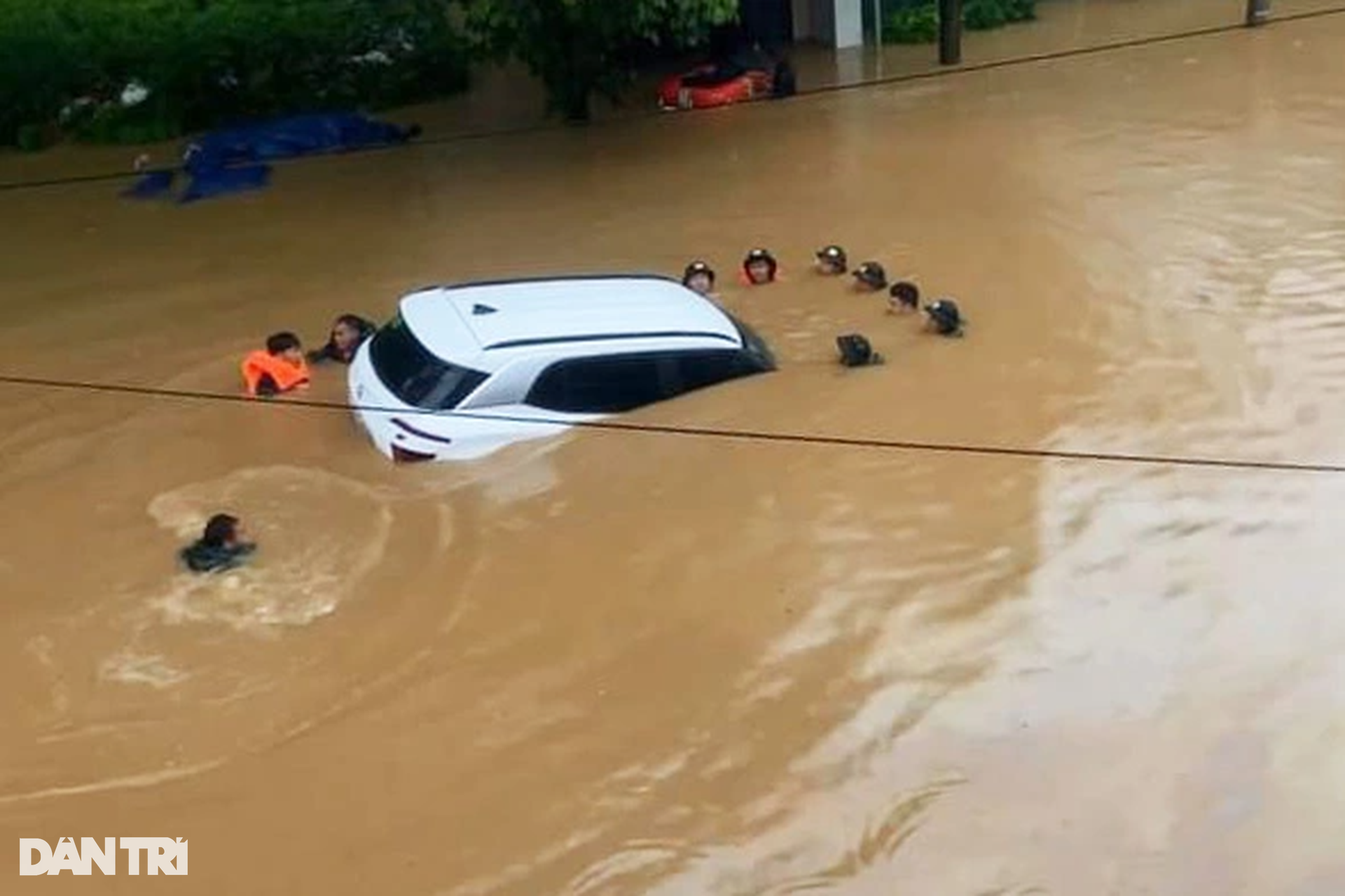 Ô tô mắc kẹt trên phố, nhà cửa ngập trong biển nước ở TP Hà Giang  - 4