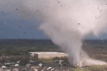 Kinh hoàng khoảnh khắc lốc xoáy cuốn phăng nhà cửa ở Mỹ