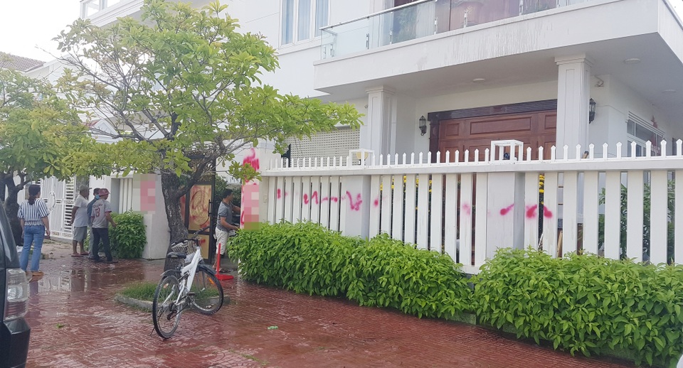 Nhà riêng của Giám thị Trại giam bị “tấn công” bằng sơn và trứng thối - 4 Nhà riêng của Giám thị Trại giam bị “tấn công” bằng sơn và trứng thối - 4