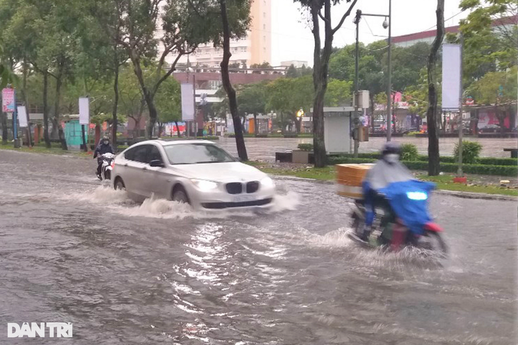 Nhiều tuyến đường bị ngập vì triều cường dâng cao sớm kèm mưa lớn - 2 Nhiều tuyến đường bị ngập vì triều cường dâng cao sớm kèm mưa lớn - 2