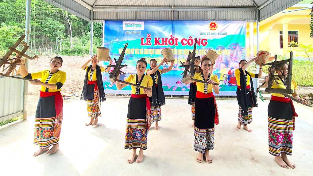Khởi công xây điểm trường Dân trí giúp học sinh nghèo nơi miền núi xứ Nghệ - 2 Khởi công xây điểm trường Dân trí giúp học sinh nghèo nơi miền núi xứ Nghệ - 2