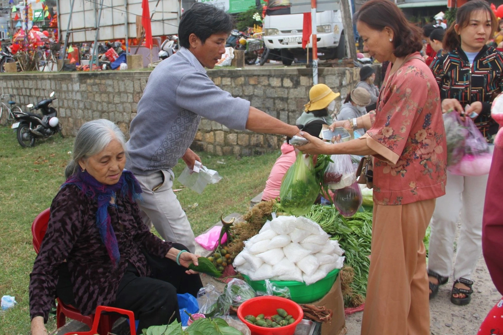 Vạn người du xuân phiên chợ độc nhất Bình Định họp duy nhất vào mùng 1 Tết - 2 Vạn người du xuân phiên chợ độc nhất Bình Định họp duy nhất vào mùng 1 Tết - 2