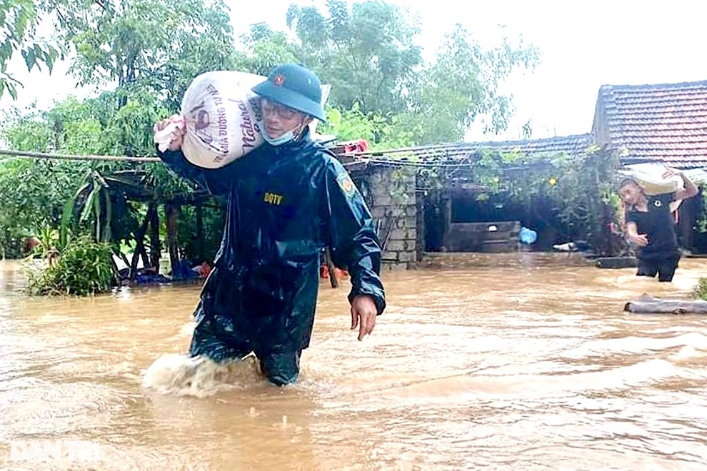 Hàng loạt thủy điện xả tràn, người dân vùng hạ du kéo nhau chạy lũ - 6 Hàng loạt thủy điện xả tràn, người dân vùng hạ du kéo nhau chạy lũ - 6