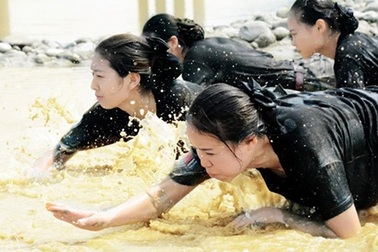 Xem nữ tiếp viên hàng không khổ luyện như trong quân ngũ