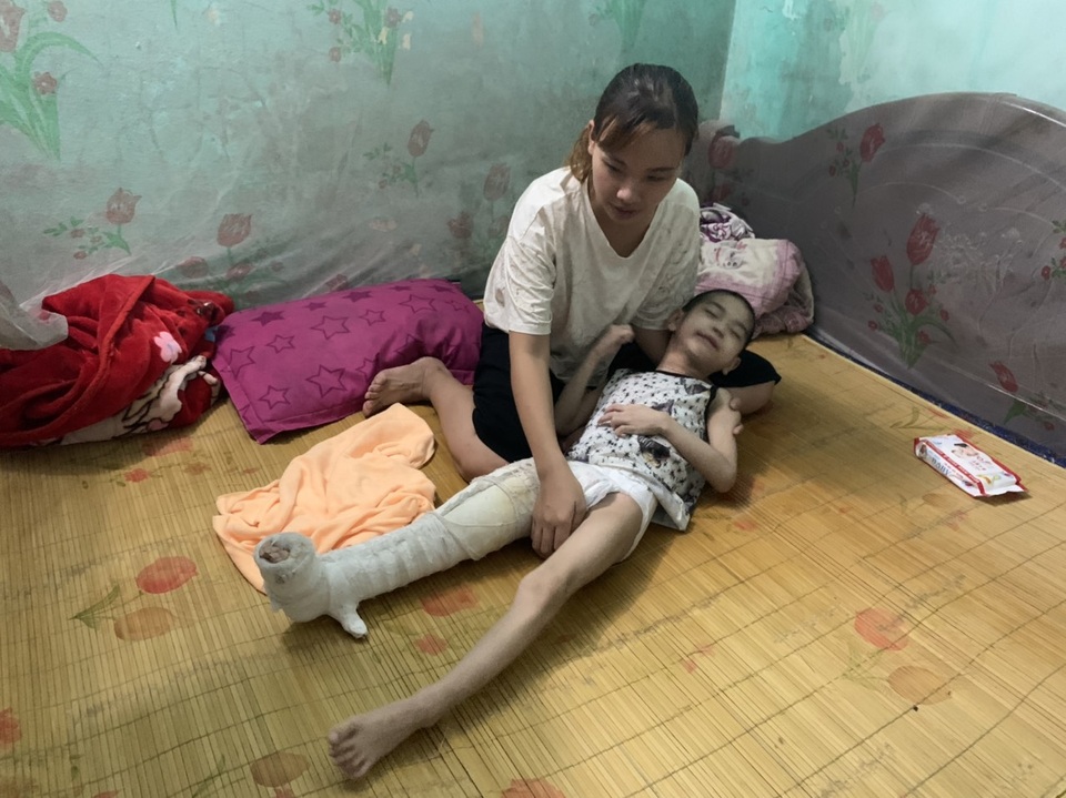 Cậu bé chưa một lần gọi tiếng “Mẹ ơi” được giúp đỡ hơn 123 triệu đồng - 3 Cậu bé chưa một lần gọi tiếng “Mẹ ơi” được giúp đỡ hơn 123 triệu đồng - 3